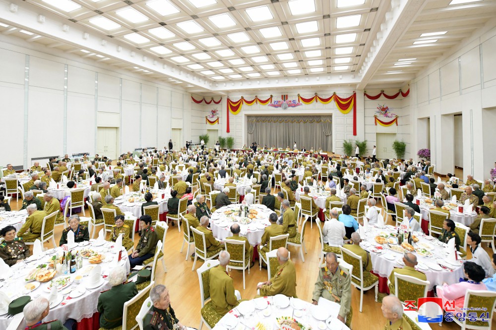 Se ofrece banquete por el 71º aniversario de victoria en la guerra