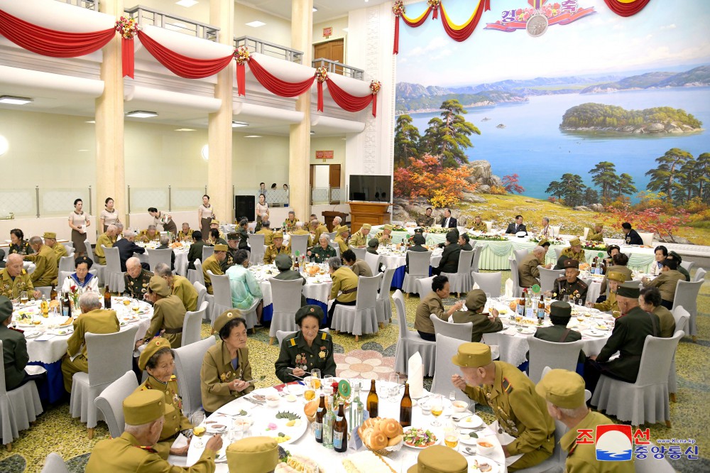 Se ofrece banquete por el 71º aniversario de victoria en la guerra