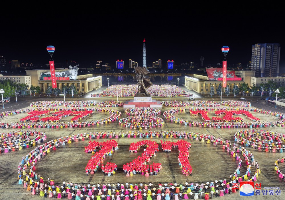 청년학생들의 경축무도회 및 축포야회 진행