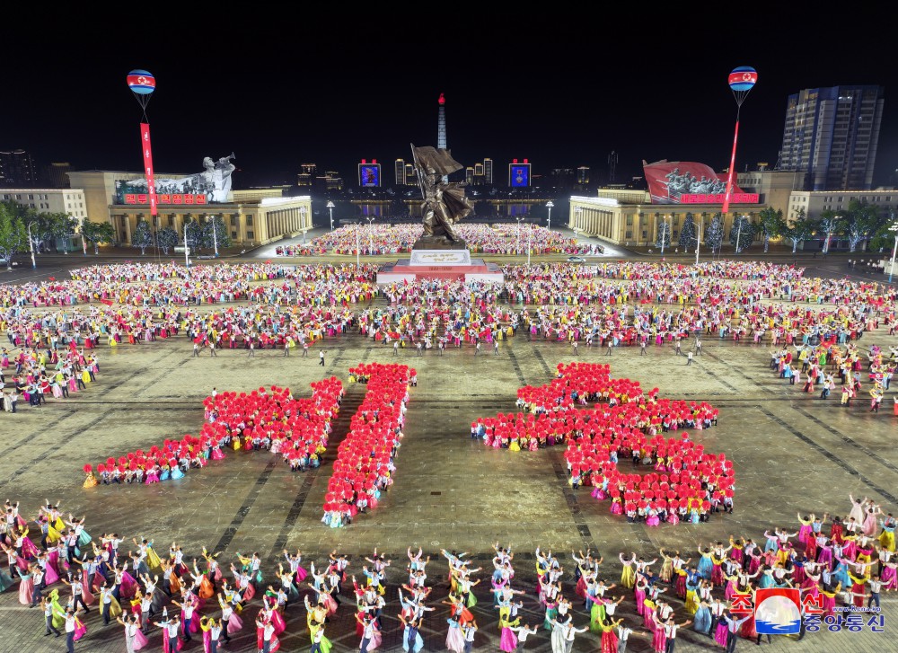 청년학생들의 경축무도회 및 축포야회 진행