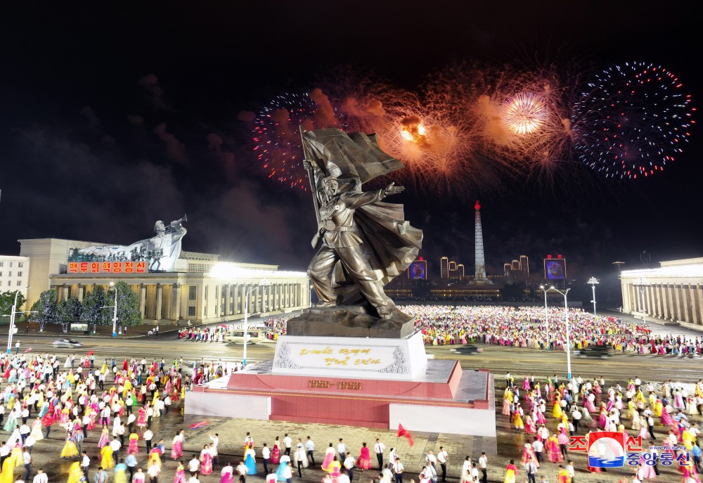 청년학생들의 경축무도회 및 축포야회 진행