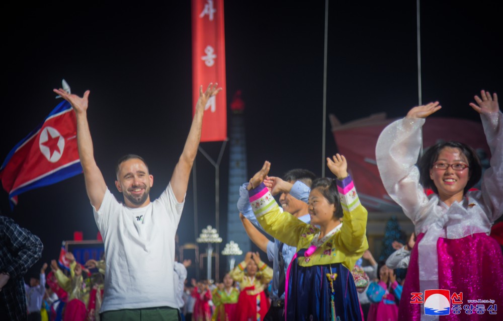 청년학생들의 경축무도회 및 축포야회 진행