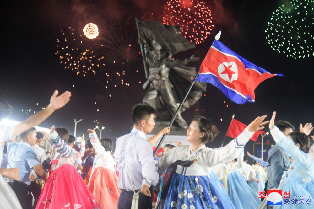 청년학생들의 경축무도회 및 축포야회 진행