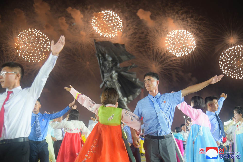 青年学生の慶祝舞踏会および花火夜会