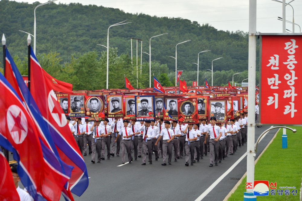 조국해방전쟁승리 71돐에 즈음한 청년전위들의 계승의 행진 진행