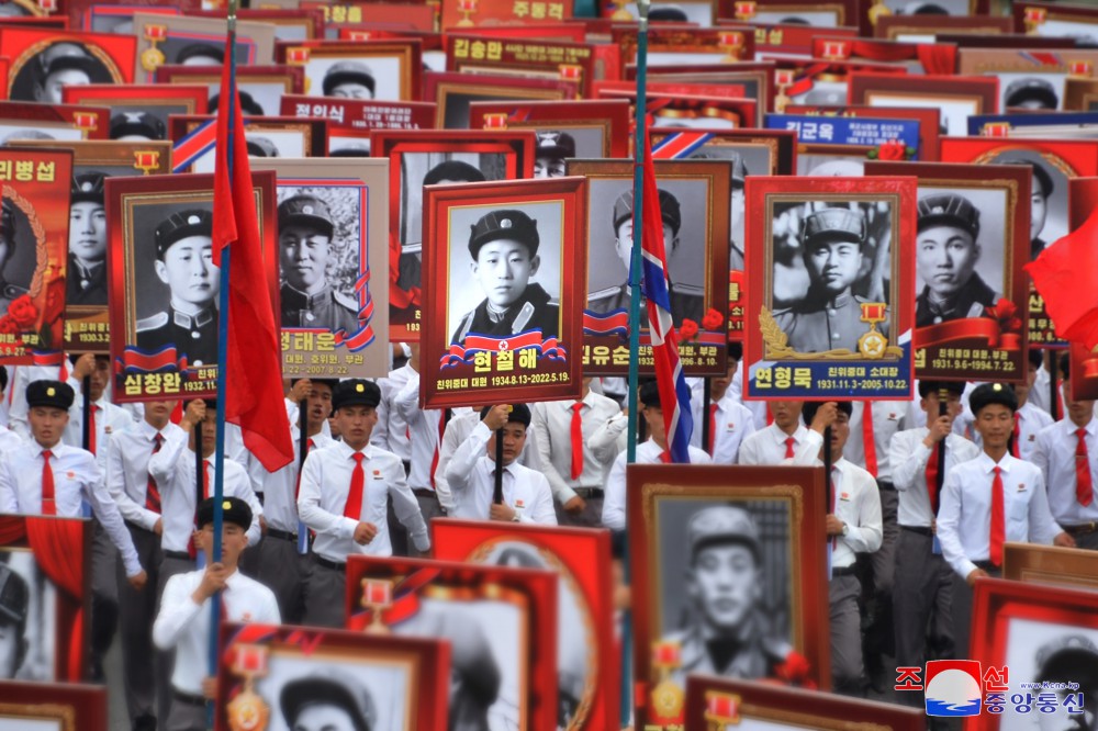 戦勝７１周年に際する青年前衛の継承の行進