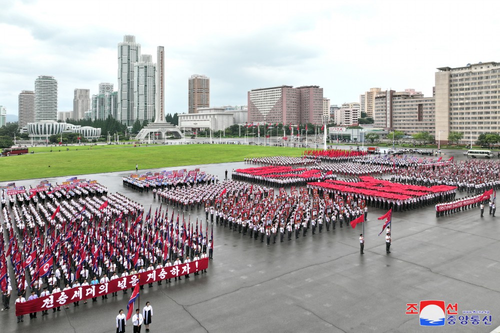 纪念祖国解放战争胜利７１周年青年先锋的继承大行进举行