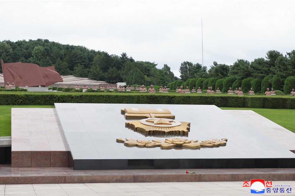 Estimado compañero Kim Jong Un visita el Cementerio de Mártires Revolucionarios del  monte Taesong por el día de victoria