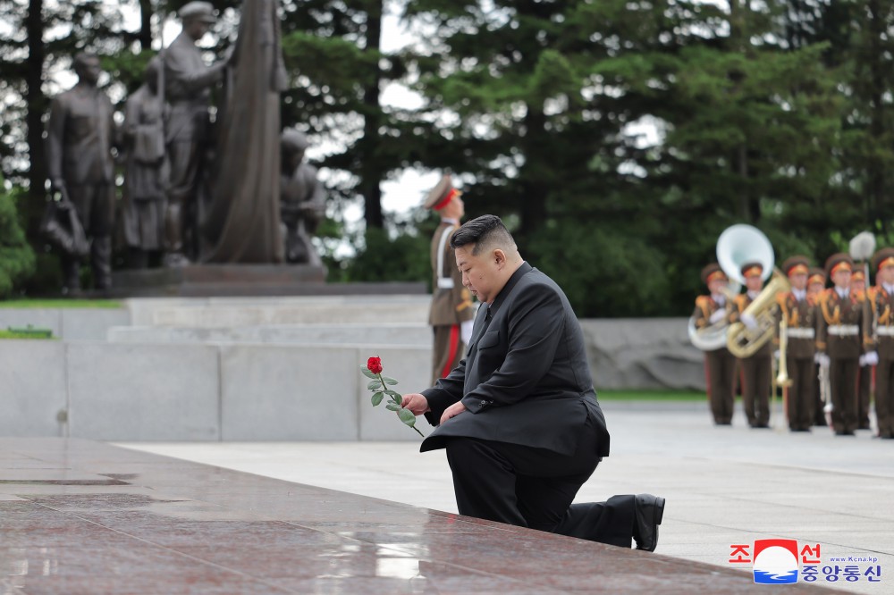 Estimado compañero Kim Jong Un visita el Cementerio de Mártires Revolucionarios del  monte Taesong por el día de victoria