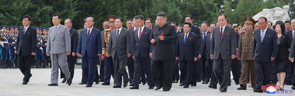 Estimado compañero Kim Jong Un visita el Cementerio de Mártires Revolucionarios del  monte Taesong por el día de victoria