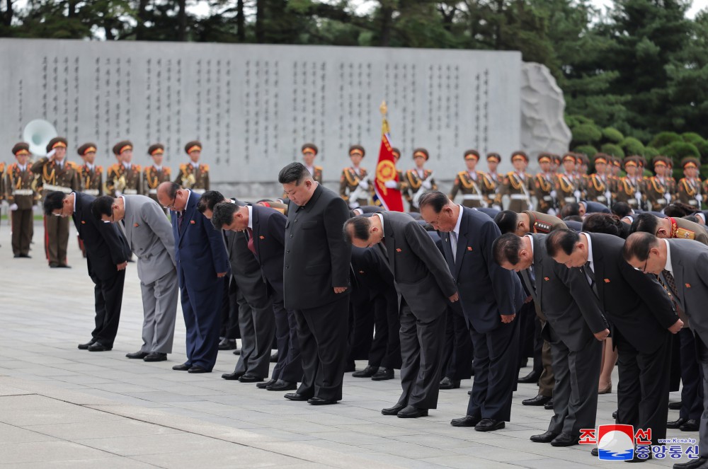 Estimado compañero Kim Jong Un visita el Cementerio de Mártires Revolucionarios del  monte Taesong por el día de victoria