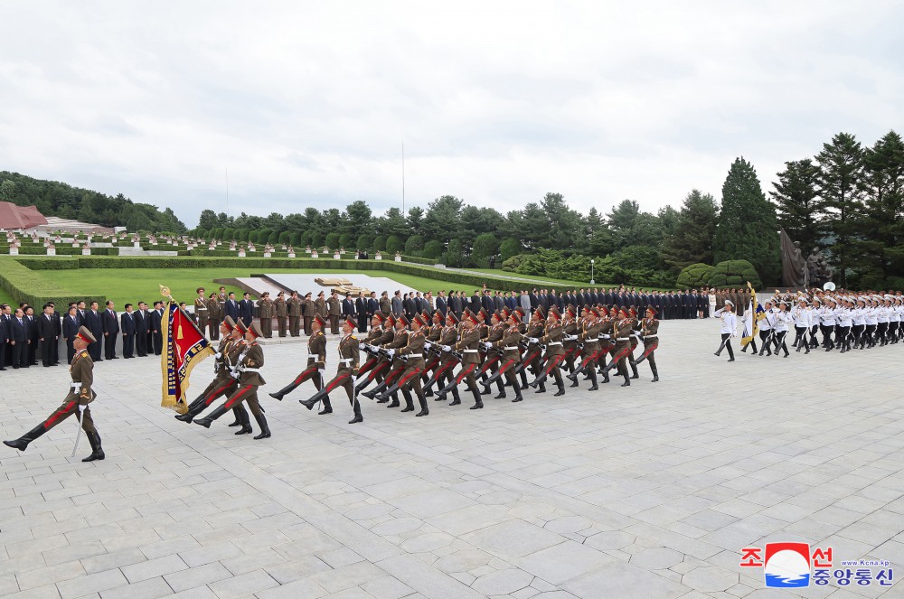 Estimado compañero Kim Jong Un visita el Cementerio de Mártires Revolucionarios del  monte Taesong por el día de victoria