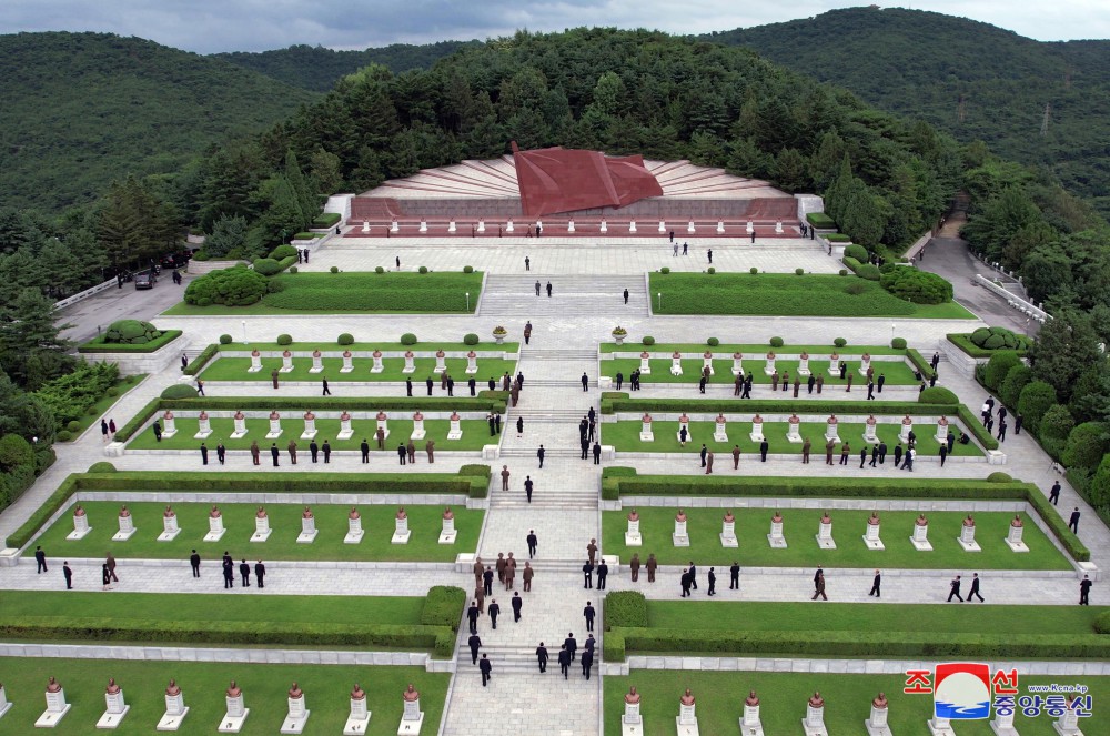 Estimado compañero Kim Jong Un visita el Cementerio de Mártires Revolucionarios del  monte Taesong por el día de victoria