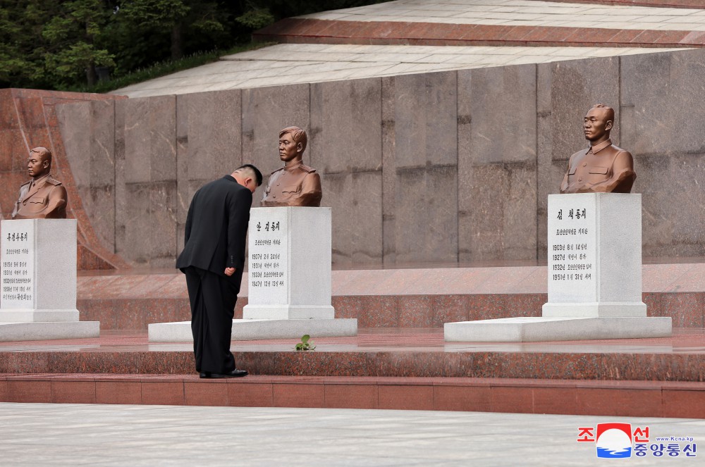 Estimado compañero Kim Jong Un visita el Cementerio de Mártires Revolucionarios del  monte Taesong por el día de victoria