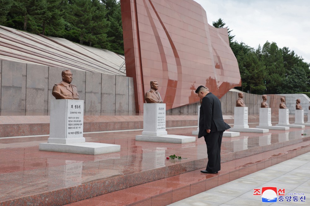 Estimado compañero Kim Jong Un visita el Cementerio de Mártires Revolucionarios del  monte Taesong por el día de victoria