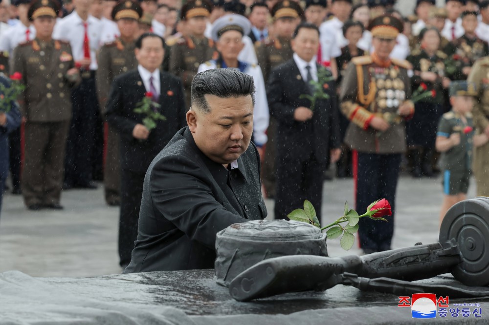 ﻿Уважаемый товарищ Ким Чен Ын вместе с ветеранами войны посетил Кладбище участников Отечественной освободительной войны по случаю 71-летия великой Победы в войне