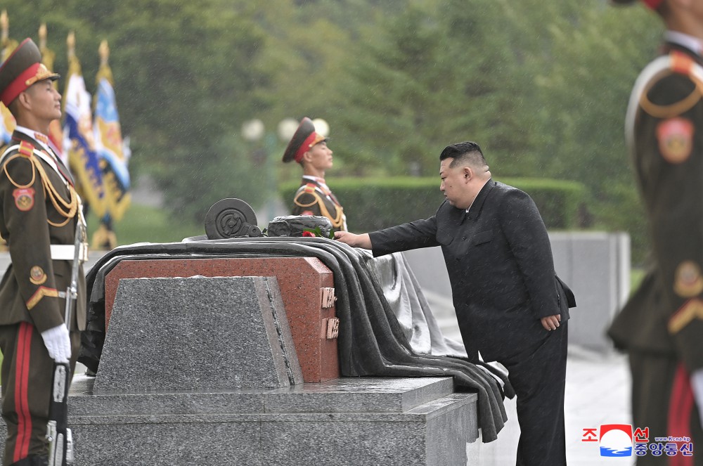 Estimado compañero Kim Jong Un visita el Cementerio de Mártires de la Guerra de Liberación de la Patria por el día de victoria