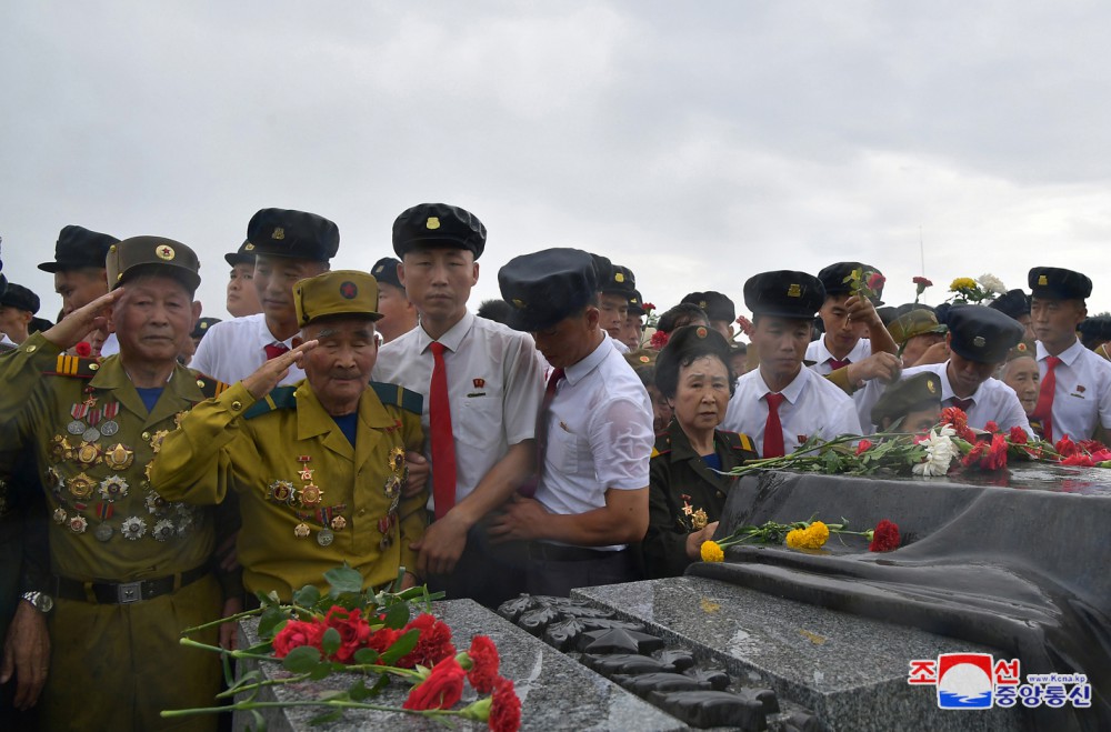 Estimado compañero Kim Jong Un visita el Cementerio de Mártires de la Guerra de Liberación de la Patria por el día de victoria