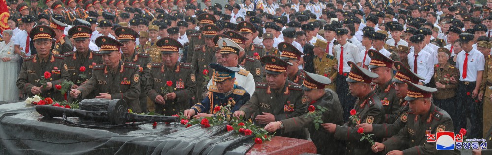 경애하는 김정은동지께서 위대한 전승 71돐에 즈음하여 전쟁로병들과 함께 조국해방전쟁참전렬사묘를 찾으시였다