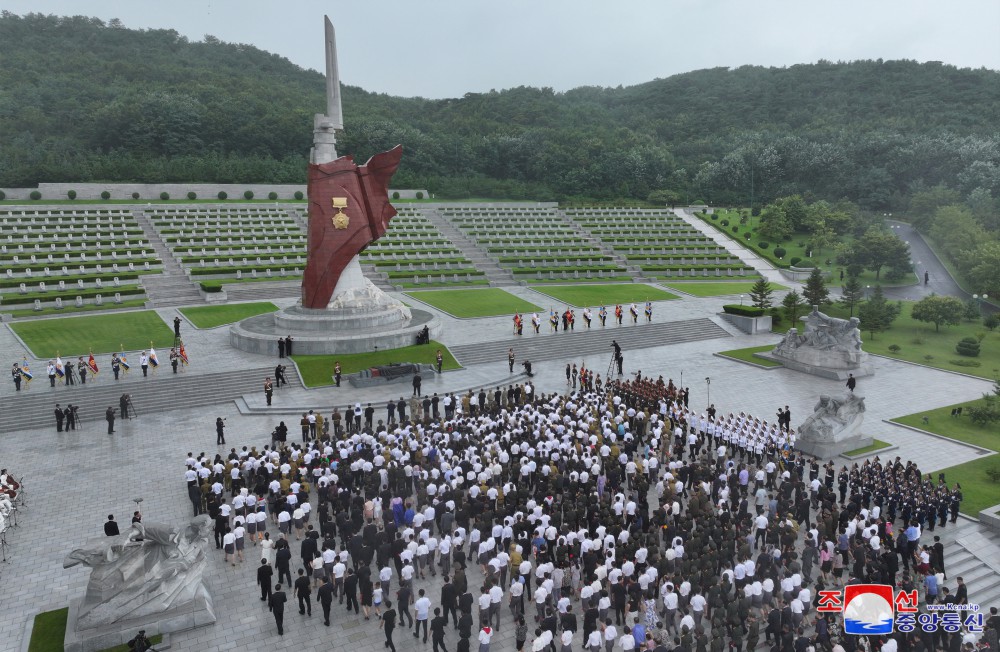 Estimado compañero Kim Jong Un visita el Cementerio de Mártires de la Guerra de Liberación de la Patria por el día de victoria