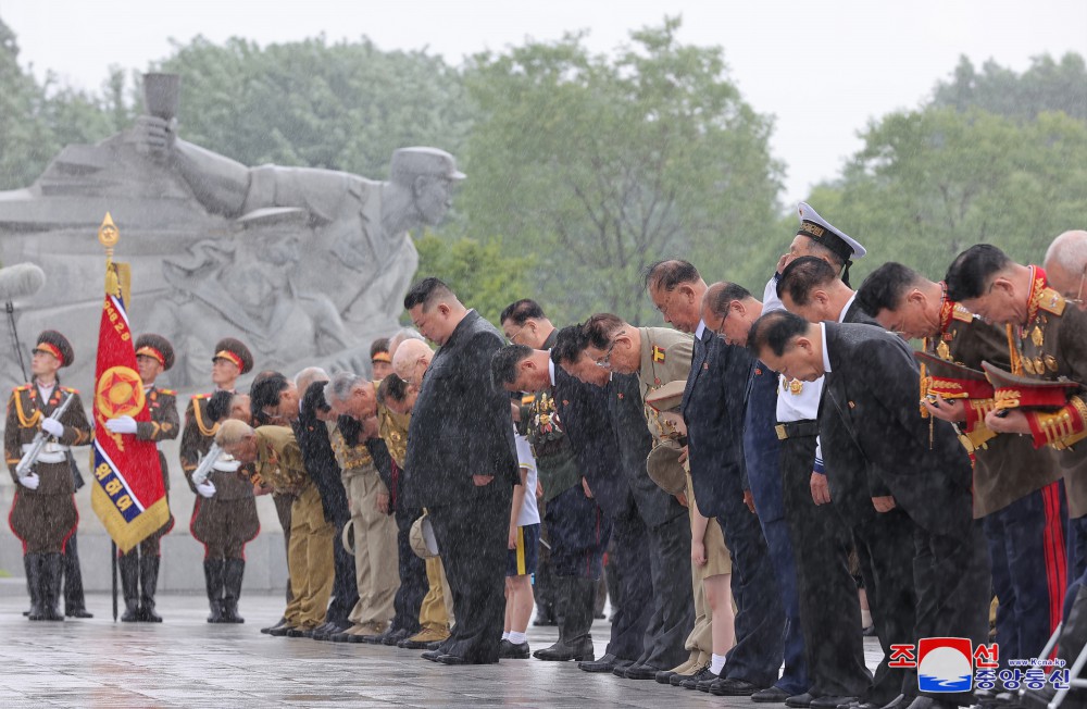 Estimado compañero Kim Jong Un visita el Cementerio de Mártires de la Guerra de Liberación de la Patria por el día de victoria