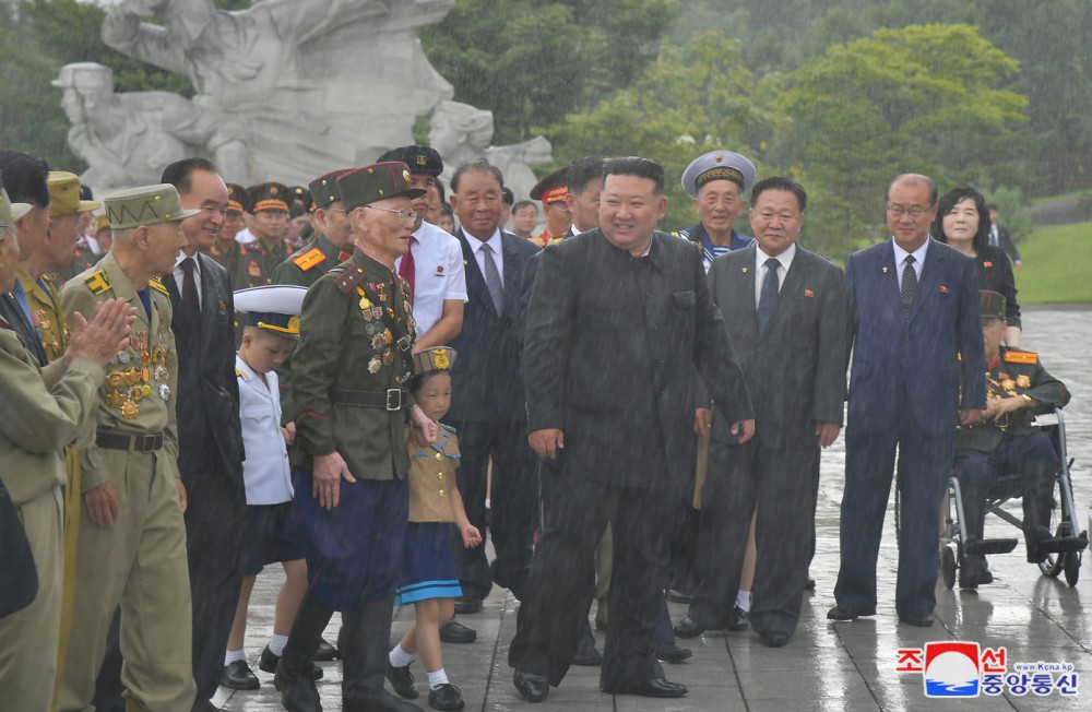 Estimado compañero Kim Jong Un visita el Cementerio de Mártires de la Guerra de Liberación de la Patria por el día de victoria