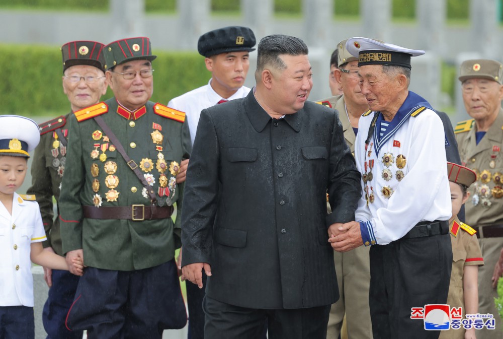 Estimado compañero Kim Jong Un visita el Cementerio de Mártires de la Guerra de Liberación de la Patria por el día de victoria