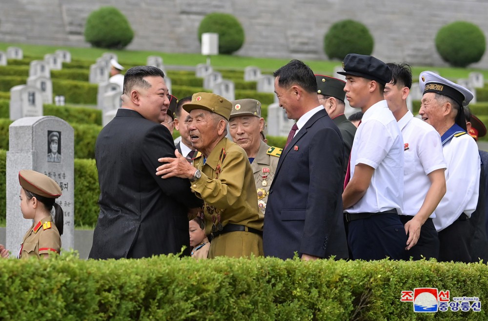 경애하는 김정은동지께서 위대한 전승 71돐에 즈음하여 전쟁로병들과 함께 조국해방전쟁참전렬사묘를 찾으시였다