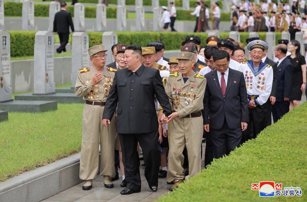 Estimado compañero Kim Jong Un visita el Cementerio de Mártires de la Guerra de Liberación de la Patria por el día de victoria