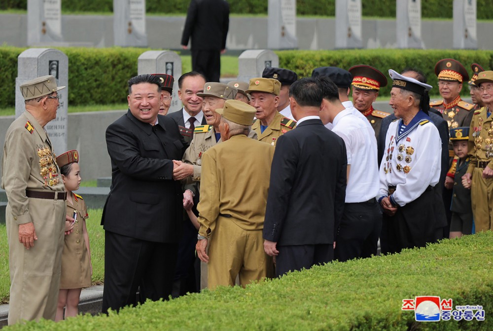 Estimado compañero Kim Jong Un visita el Cementerio de Mártires de la Guerra de Liberación de la Patria por el día de victoria