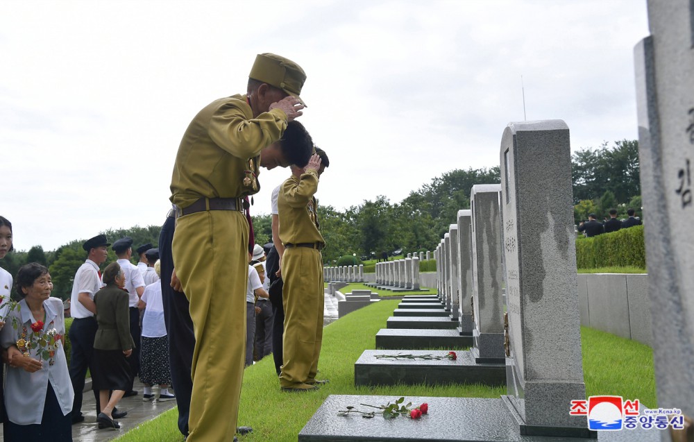 Estimado compañero Kim Jong Un visita el Cementerio de Mártires de la Guerra de Liberación de la Patria por el día de victoria