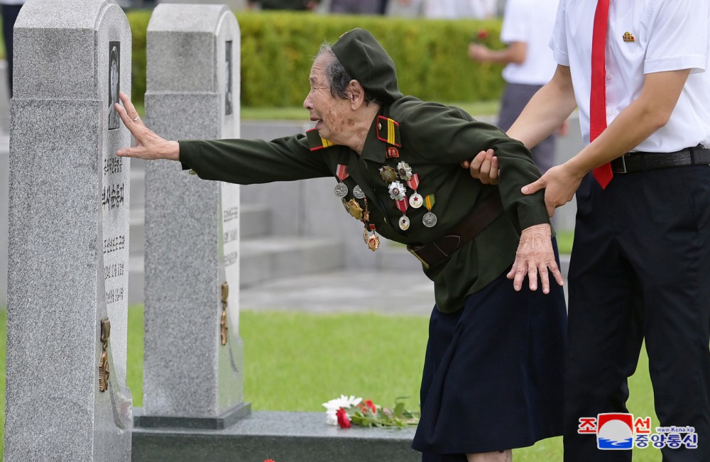 경애하는 김정은동지께서 위대한 전승 71돐에 즈음하여 전쟁로병들과 함께 조국해방전쟁참전렬사묘를 찾으시였다