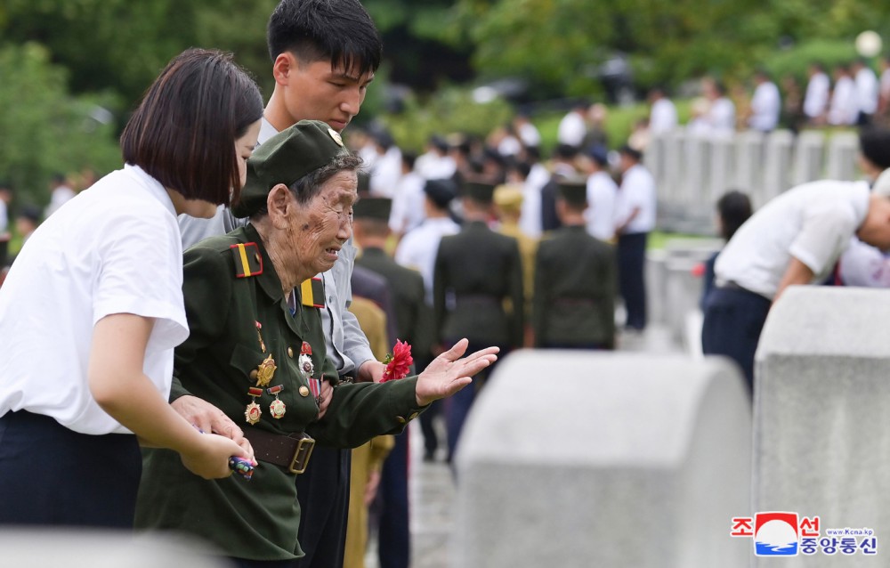 Estimado compañero Kim Jong Un visita el Cementerio de Mártires de la Guerra de Liberación de la Patria por el día de victoria