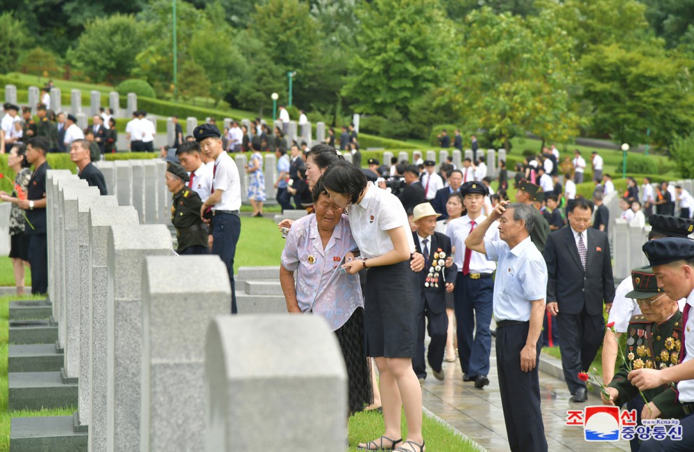 경애하는 김정은동지께서 위대한 전승 71돐에 즈음하여 전쟁로병들과 함께 조국해방전쟁참전렬사묘를 찾으시였다