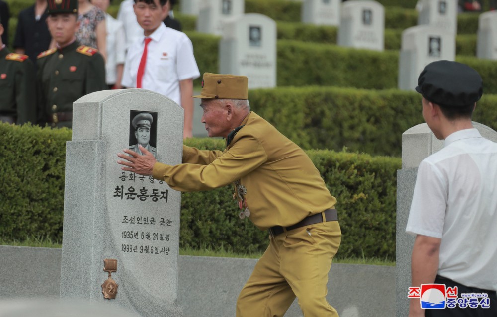 Estimado compañero Kim Jong Un visita el Cementerio de Mártires de la Guerra de Liberación de la Patria por el día de victoria