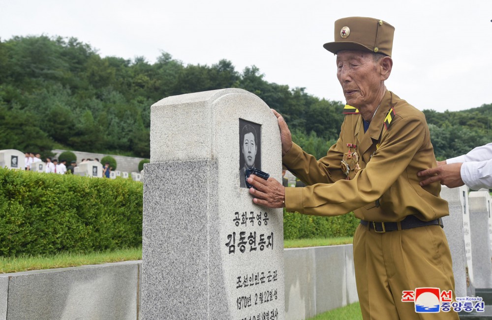 Estimado compañero Kim Jong Un visita el Cementerio de Mártires de la Guerra de Liberación de la Patria por el día de victoria