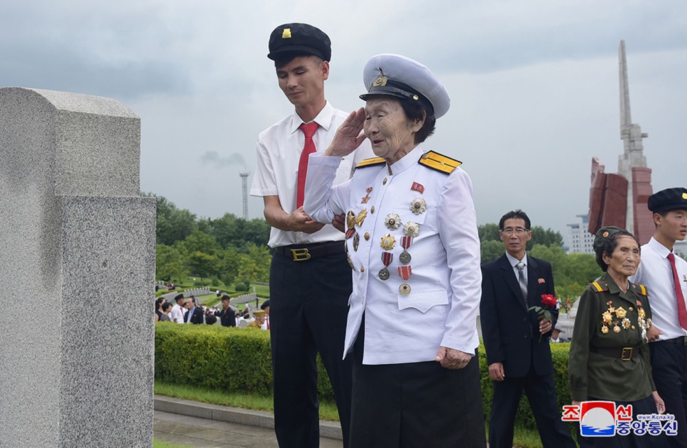 Estimado compañero Kim Jong Un visita el Cementerio de Mártires de la Guerra de Liberación de la Patria por el día de victoria