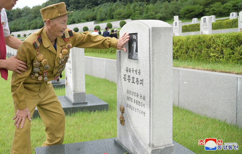 경애하는 김정은동지께서 위대한 전승 71돐에 즈음하여 전쟁로병들과 함께 조국해방전쟁참전렬사묘를 찾으시였다