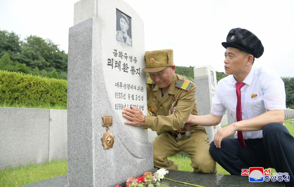 경애하는 김정은동지께서 위대한 전승 71돐에 즈음하여 전쟁로병들과 함께 조국해방전쟁참전렬사묘를 찾으시였다