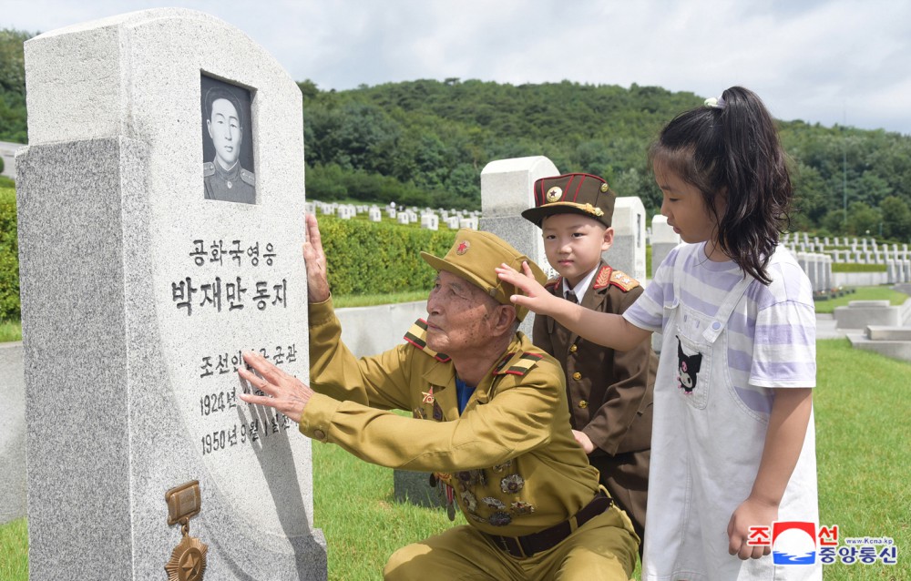 경애하는 김정은동지께서 위대한 전승 71돐에 즈음하여 전쟁로병들과 함께 조국해방전쟁참전렬사묘를 찾으시였다