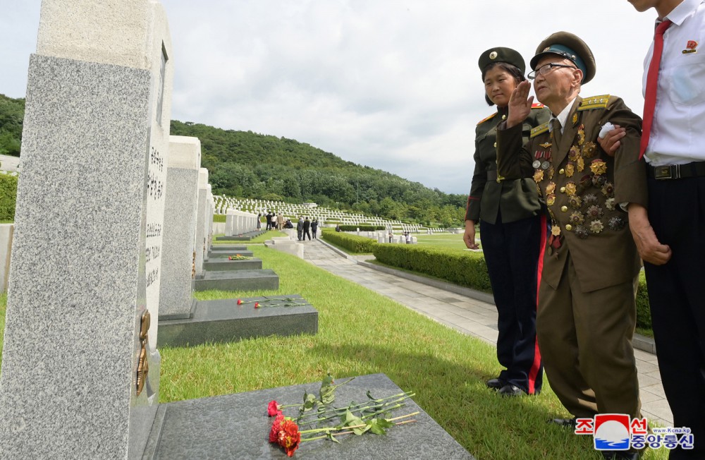 Estimado compañero Kim Jong Un visita el Cementerio de Mártires de la Guerra de Liberación de la Patria por el día de victoria