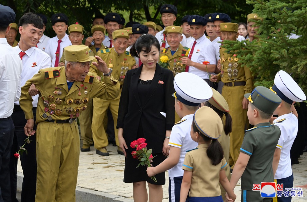 Estimado compañero Kim Jong Un visita el Cementerio de Mártires de la Guerra de Liberación de la Patria por el día de victoria