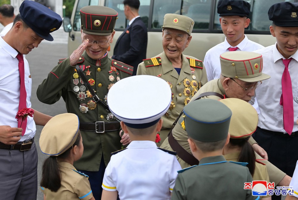 Estimado compañero Kim Jong Un visita el Cementerio de Mártires de la Guerra de Liberación de la Patria por el día de victoria