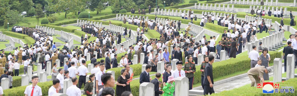 Estimado compañero Kim Jong Un visita el Cementerio de Mártires de la Guerra de Liberación de la Patria por el día de victoria