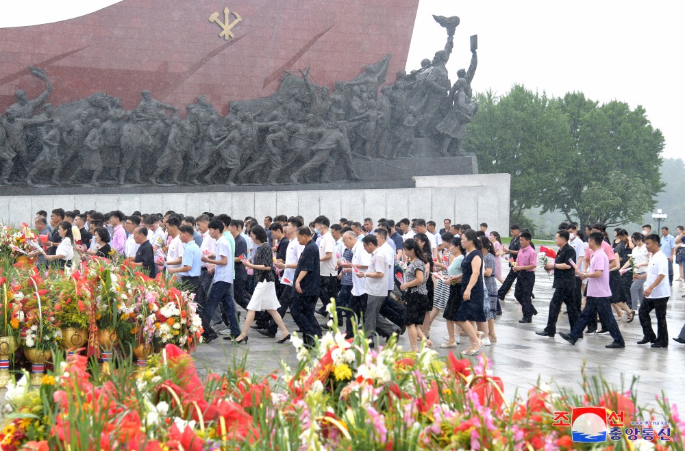 위대한 수령 김일성동지와 위대한 령도자 김정일동지의 동상에 일군들과 근로자들,인민군장병들,청소년학생들 꽃바구니 진정