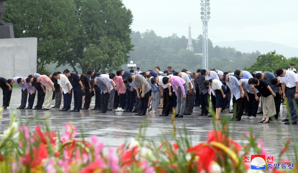 金日成主席と金正日国防委員長の銅像に活動家と勤労者、人民軍将兵、青少年学生が献花