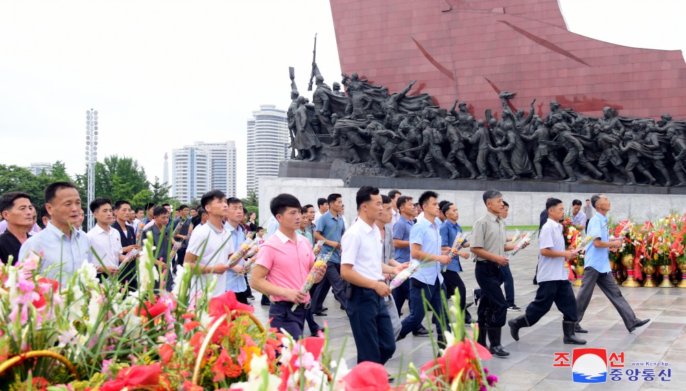 위대한 수령 김일성동지와 위대한 령도자 김정일동지의 동상에 일군들과 근로자들,인민군장병들,청소년학생들 꽃바구니 진정