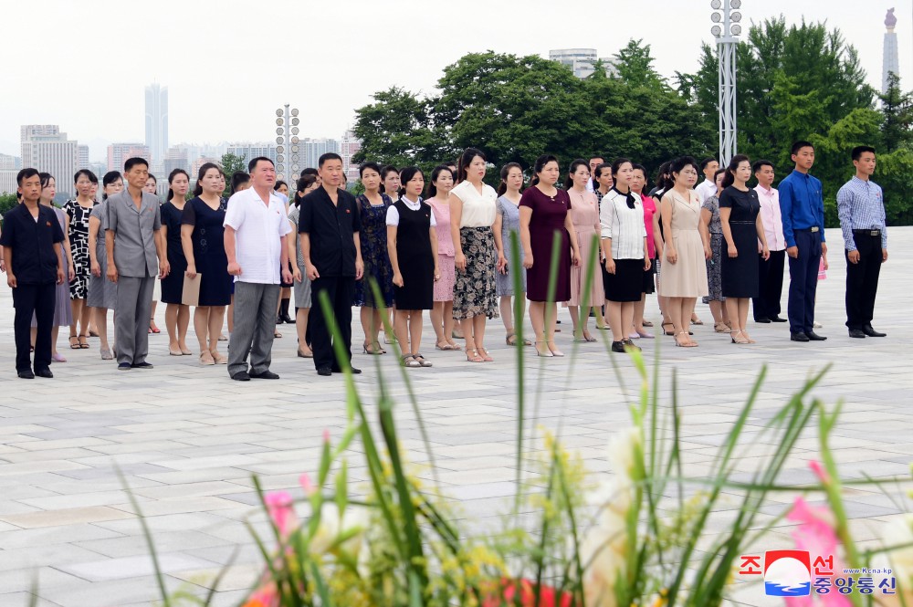 Rinden homenaje a los líderes antecesores por el día de victoria