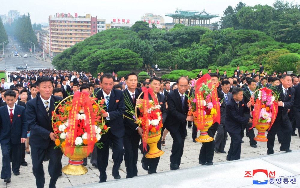 我国民众向伟大领袖金日成同志和伟大领导者金正日同志的铜像敬献花篮