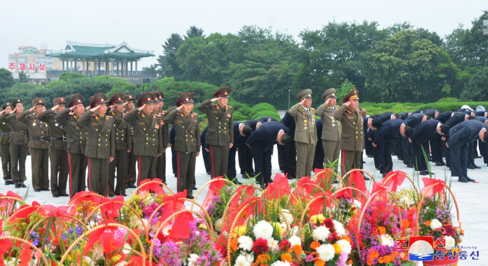 위대한 수령 김일성동지와 위대한 령도자 김정일동지의 동상에 일군들과 근로자들,인민군장병들,청소년학생들 꽃바구니 진정